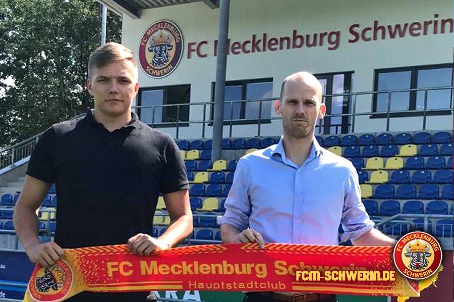 Dominik Mucha signs at FC Mecklenburg Schwerin
